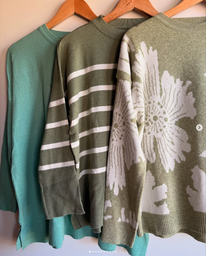Sweater verde oliva con flor
